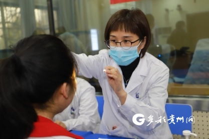 2歲娃看電視變近視眼，專家疾呼 嬰幼兒應遠離屏幕，從源頭守護明亮雙眼